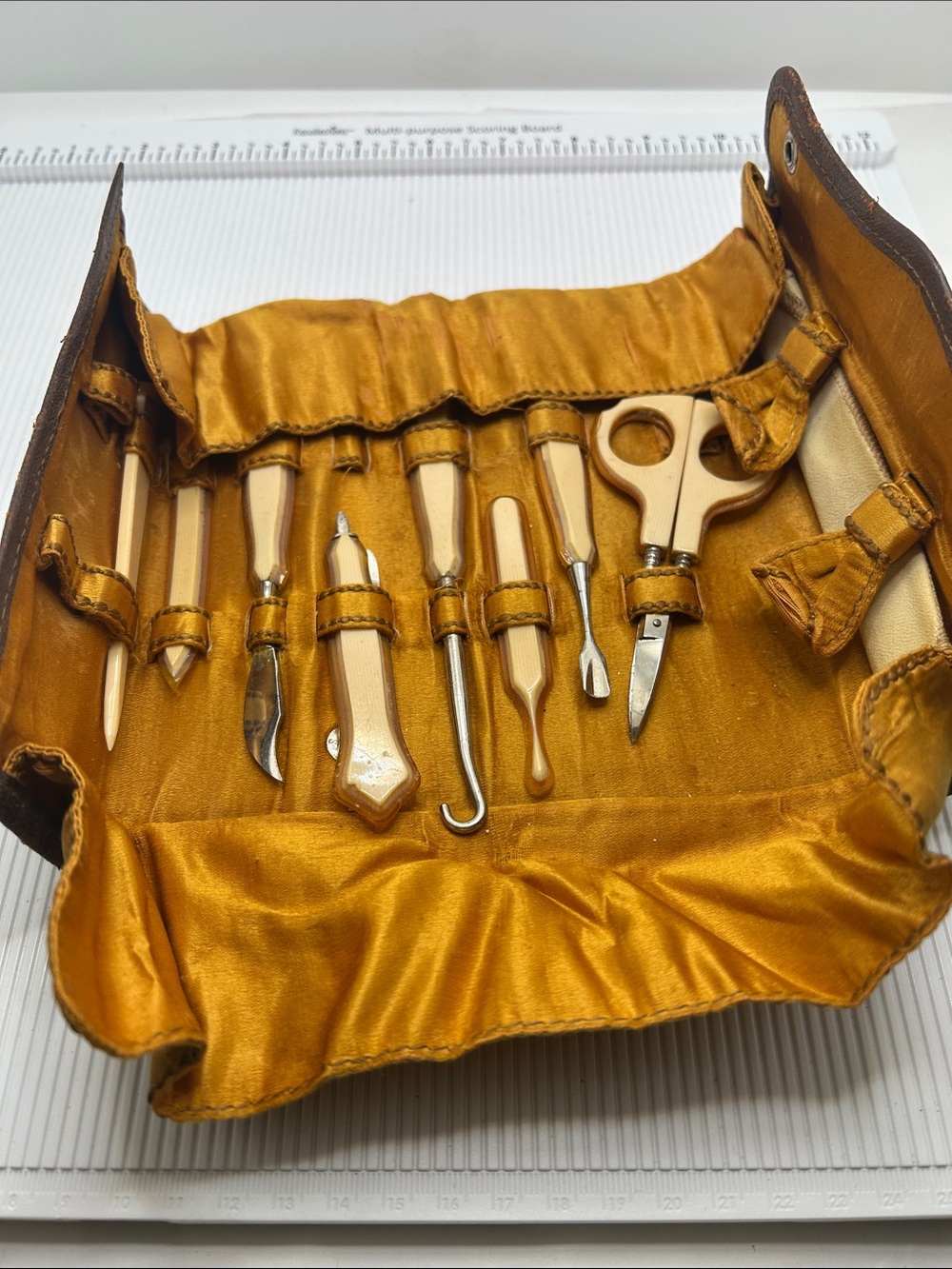 Vintage Leather Women's Manicure Kit in Gold and Cream